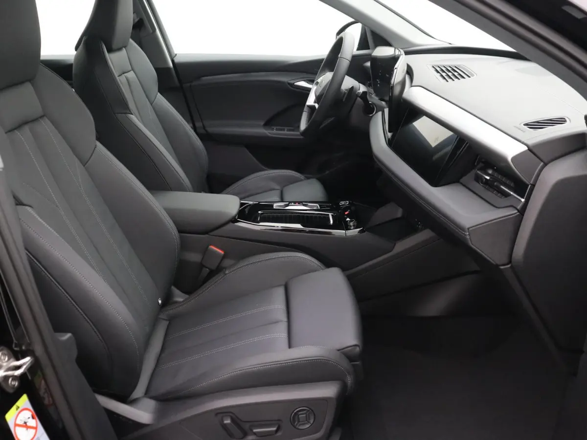 Advanced edition performance 100 kWh 306 PK | Navigatie | Omgevingscamera’s | Elektrisch instelbare stoelen | MMI Bijrijdersscherm | Leder-kunstlederen sportstoelen | Matrix Ledkoplampen| 