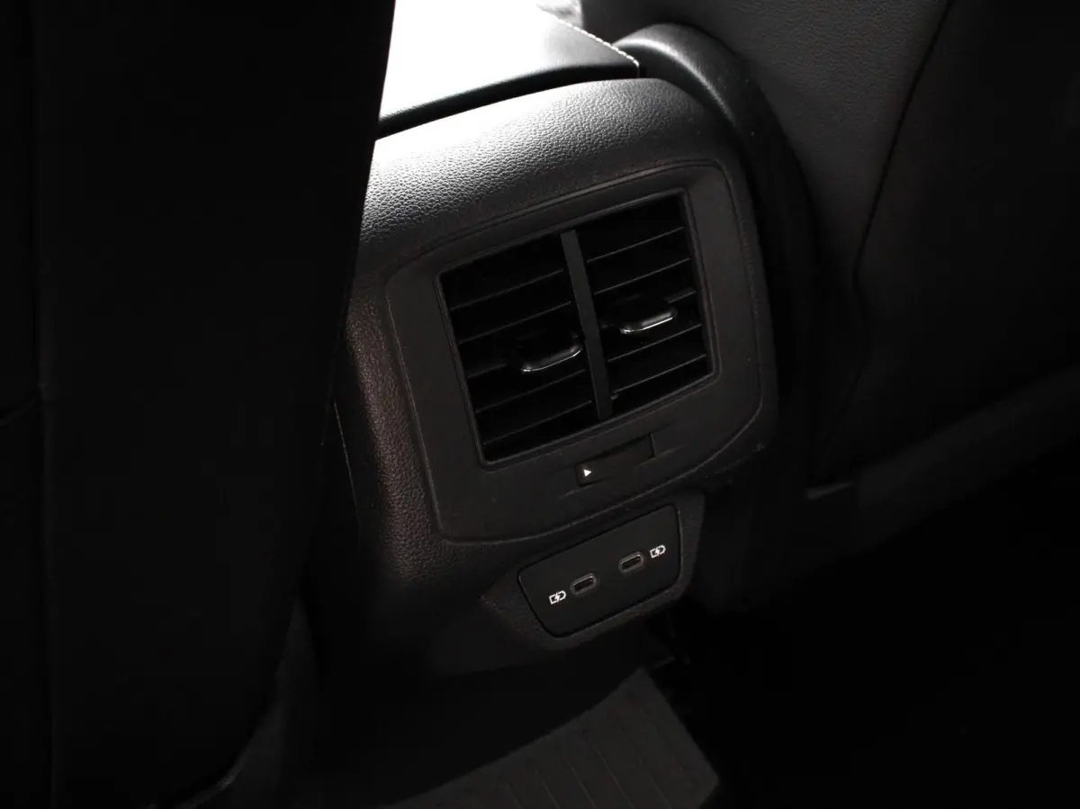 1.5 TSI 150pk Automaat R-Line Edition Navigatie Apple Carplay/Android Auto Camera Climate Control Electrisch te openen achterklep Dab Verwarmbare stoelen