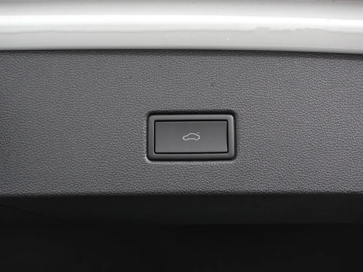 1.5 TSI 150pk Automaat R-Line Edition Navigatie Apple Carplay/Android Auto Camera Climate Control Electrisch te openen achterklep Dab Verwarmbare stoelen
