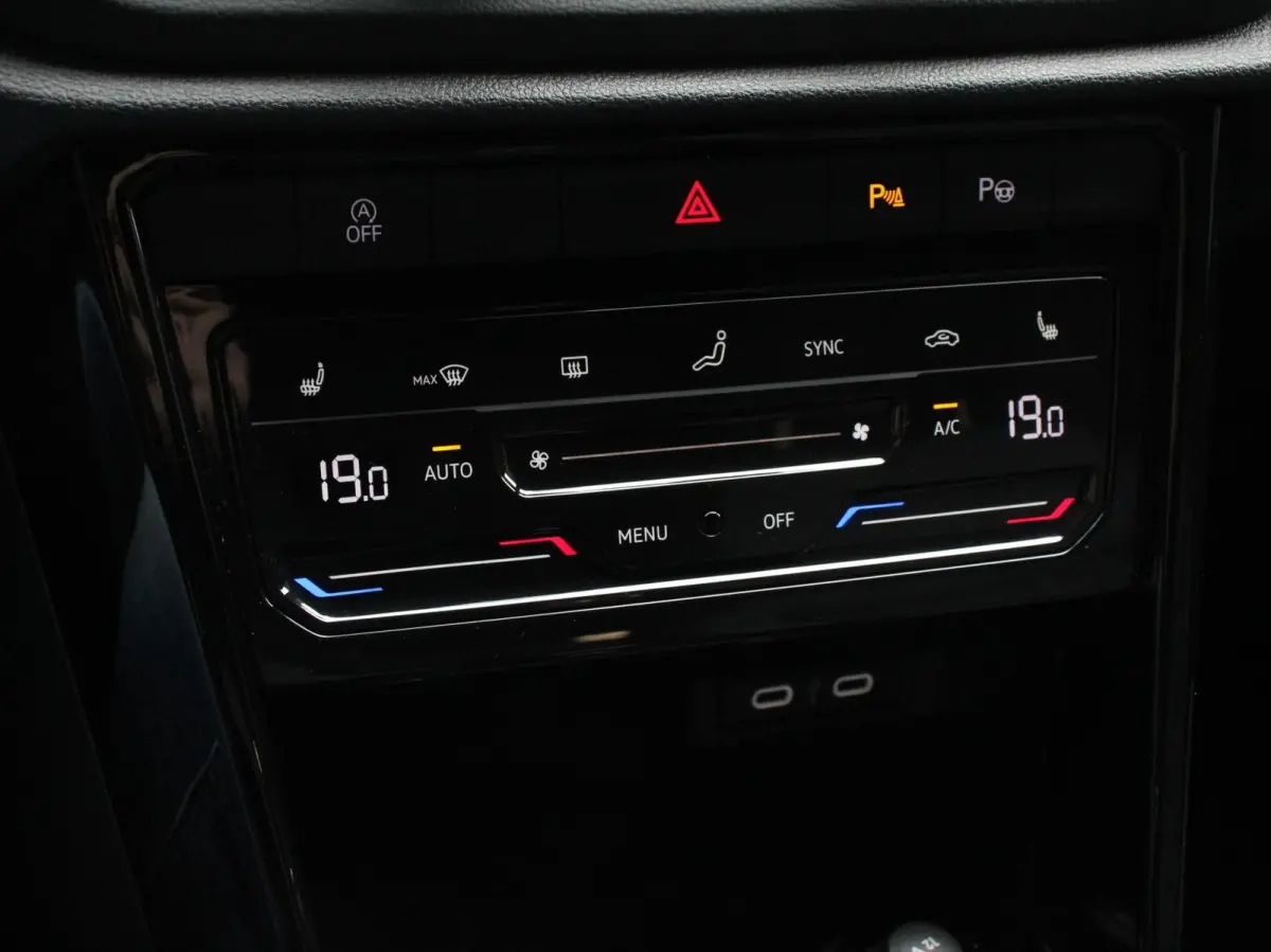1.5 TSI 150pk Automaat R-Line Edition Navigatie Apple Carplay/Android Auto Camera Climate Control Electrisch te openen achterklep Dab Verwarmbare stoelen