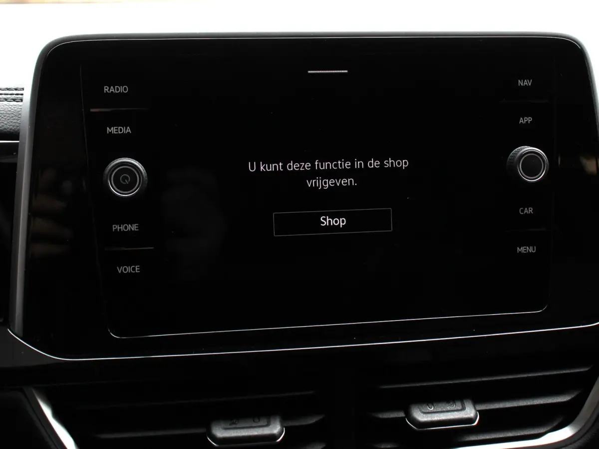 1.5 TSI 150pk Automaat R-Line Edition Navigatie Apple Carplay/Android Auto Camera Climate Control Electrisch te openen achterklep Dab Verwarmbare stoelen