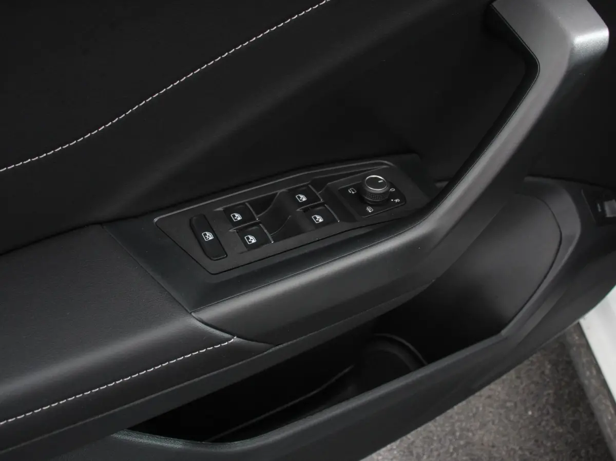 1.5 TSI 150pk Automaat R-Line Edition Navigatie Apple Carplay/Android Auto Camera Climate Control Electrisch te openen achterklep Dab Verwarmbare stoelen