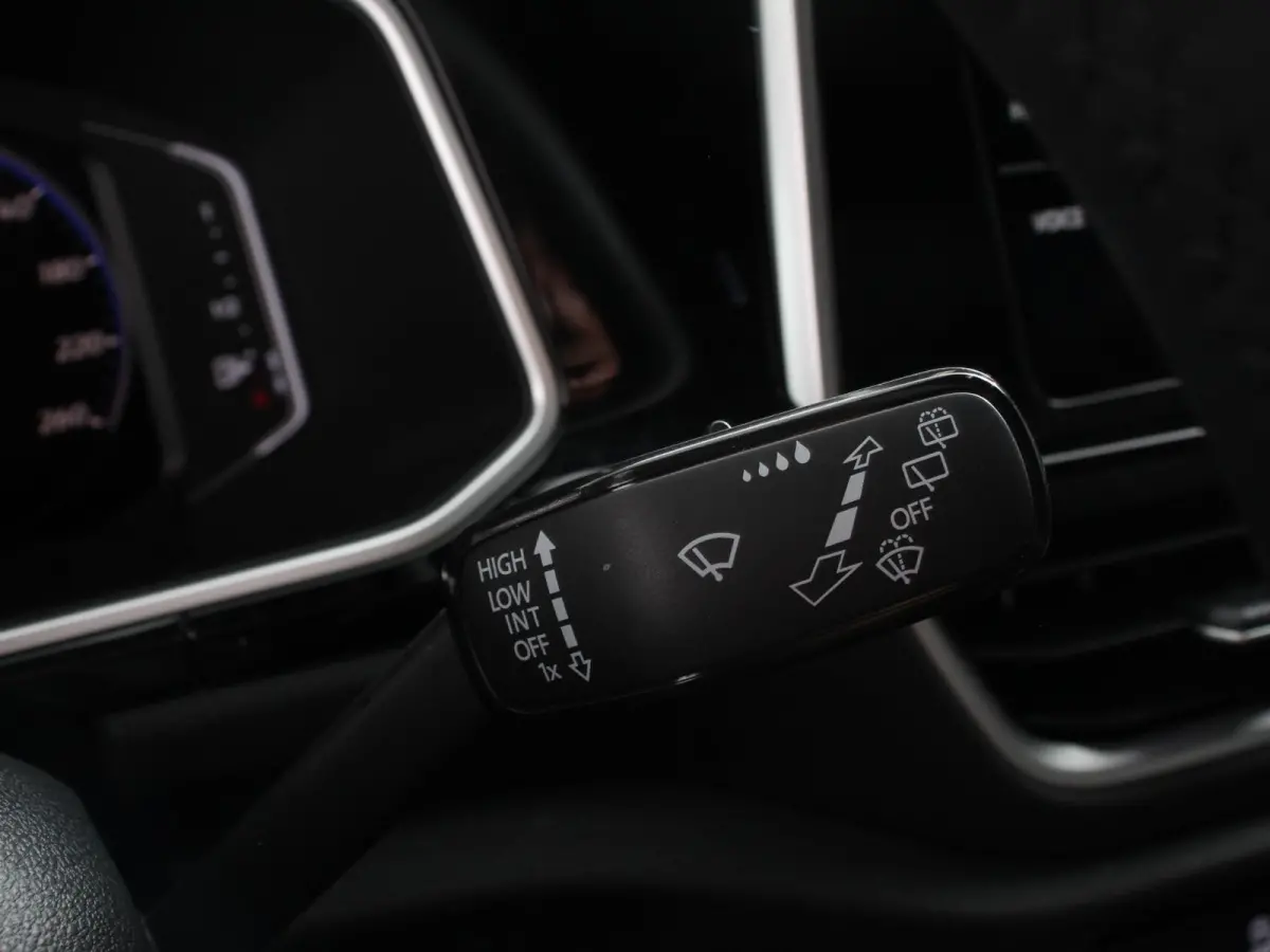 1.5 TSI 150pk Automaat R-Line Edition Navigatie Apple Carplay/Android Auto Camera Climate Control Electrisch te openen achterklep Dab Verwarmbare stoelen