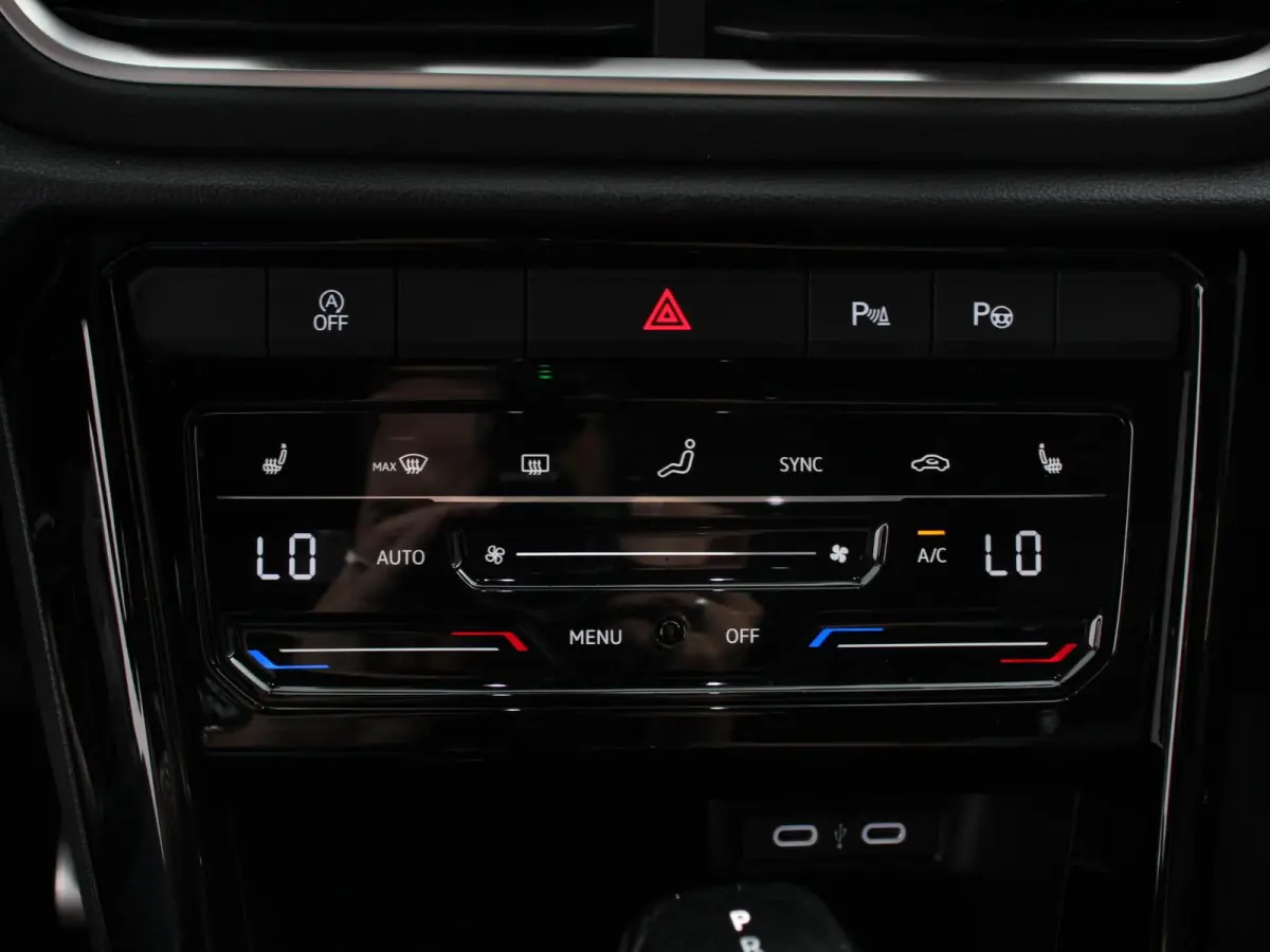 1.5 TSI 150pk Automaat R-Line Edition Navigatie Apple Carplay/Android Auto Camera Climate Control Electrisch te openen achterklep Dab Verwarmbare stoelen