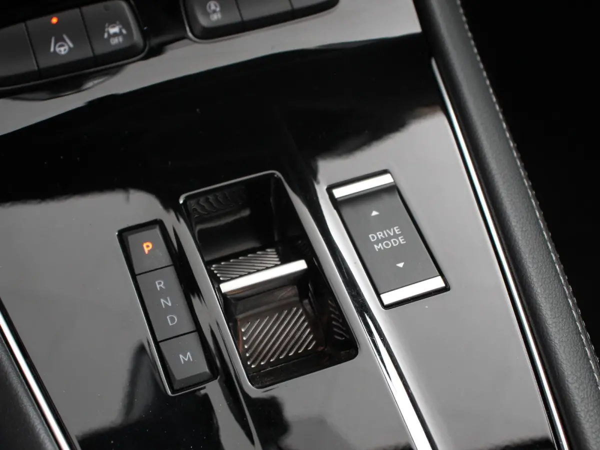 1.2 Turbo GS Automaat Navigatie Apple Carplay/Android Auto Camera Parkeersensoren Adaptive Cruise Control Dodehoekdetectie Stoel-en stuurverwarming Climate Control Lichtmetalen velgen