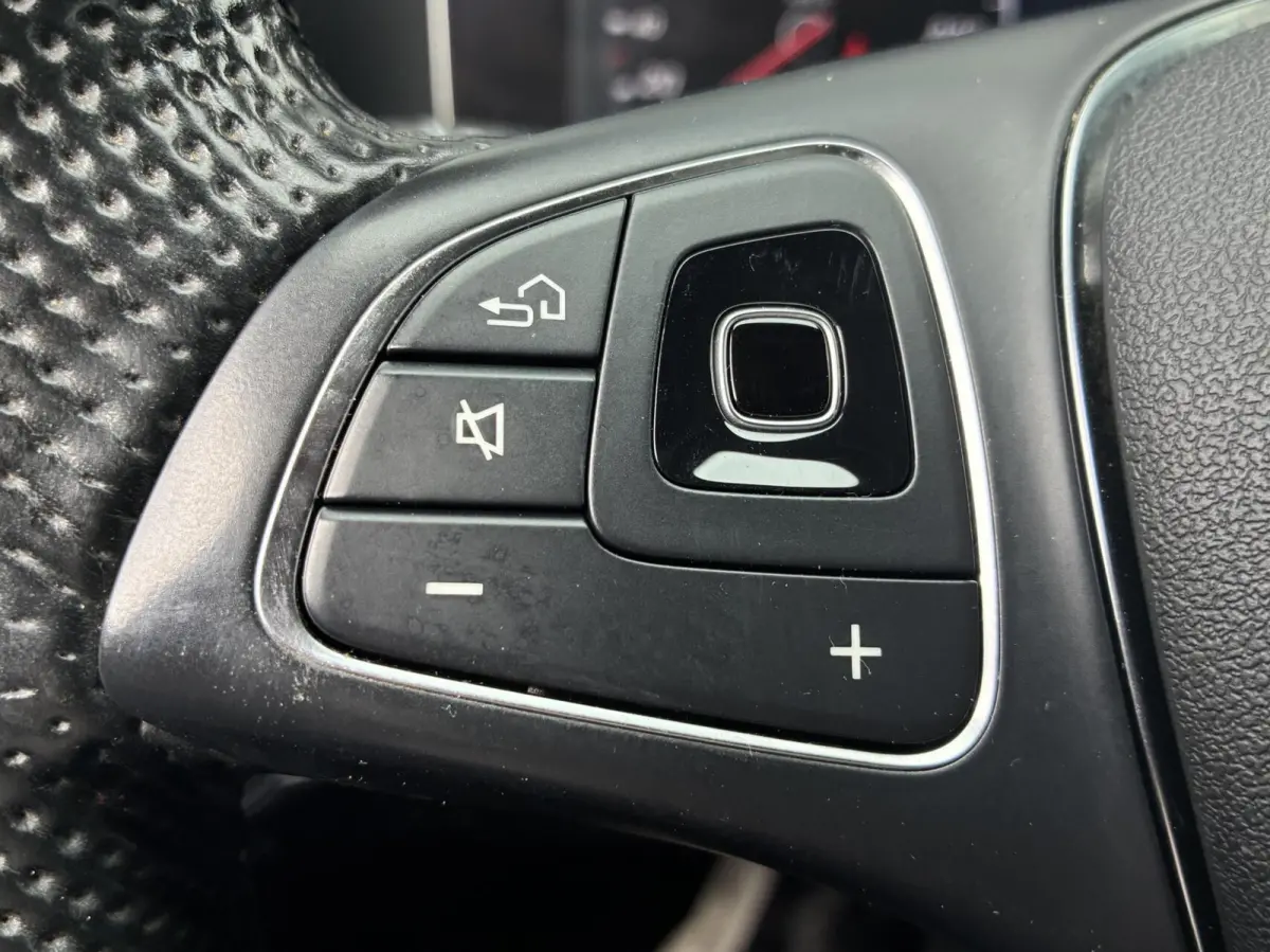 E200 Widescreen Head-up Cruise Led Nl Auto 2016 Nieuw Model Vol Opties Trekhaak Sfeerverlichting Comfortstoel(en) Camera Carplay Burmester instalatie