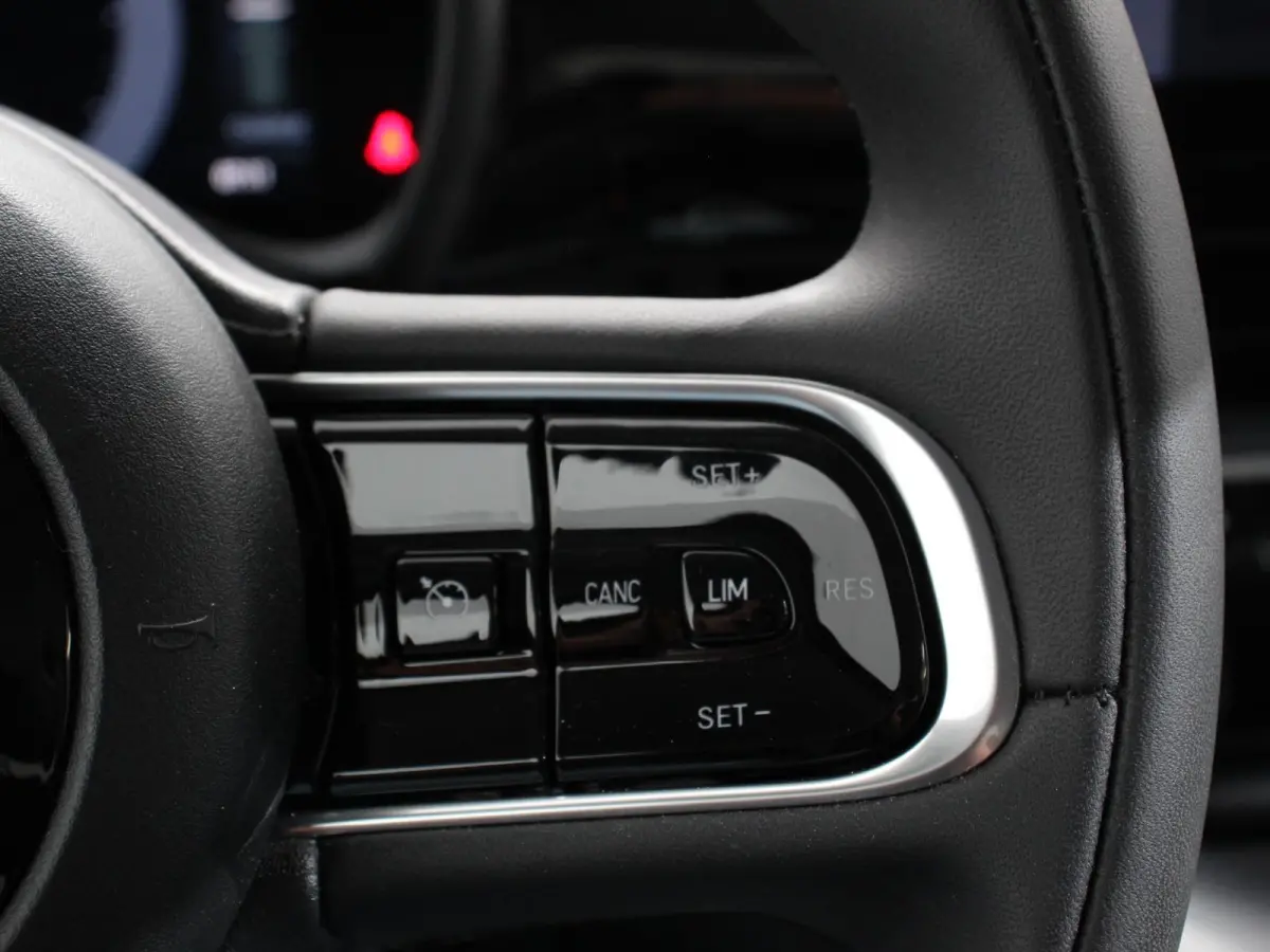 Urban 42 kWh Airco Climatronic Camera Stoelverwarming Keyless Wireless CarPlay Dodehoek Assistant 85 kW Charger Actieradius 320km WLTP