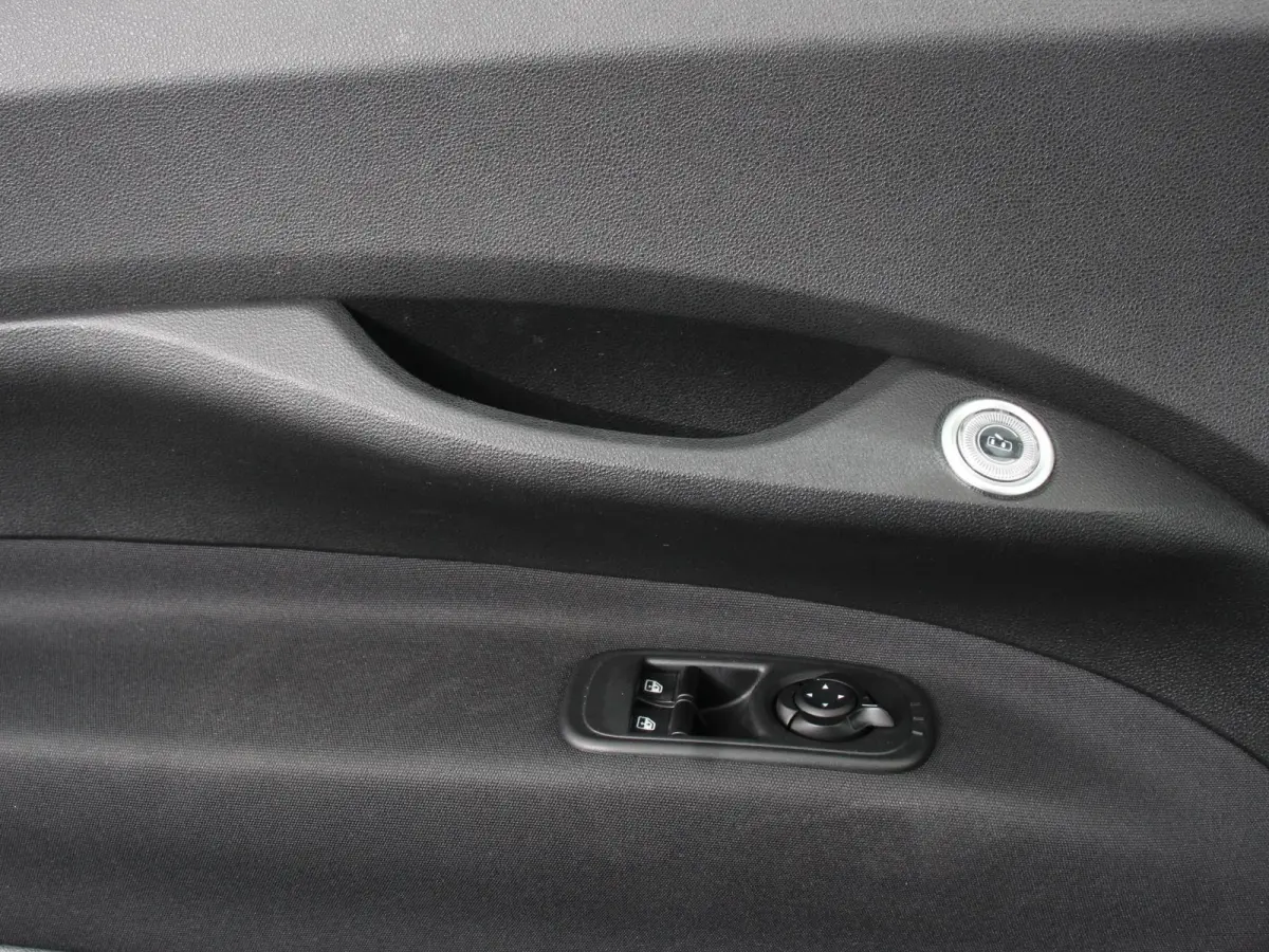 Urban 42 kWh Airco Climatronic Camera Stoelverwarming Keyless Wireless CarPlay Dodehoek Assistant 85 kW Charger Actieradius 320km WLTP