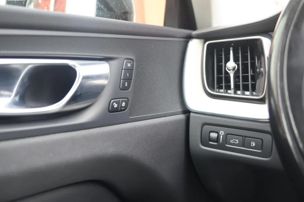 T6 Recharge AWD Inscription | Stoelverwarming | Trekhaak | Parkeercamera | Panoramadak | Pilot Assist | BLIS | Leder | Keyless