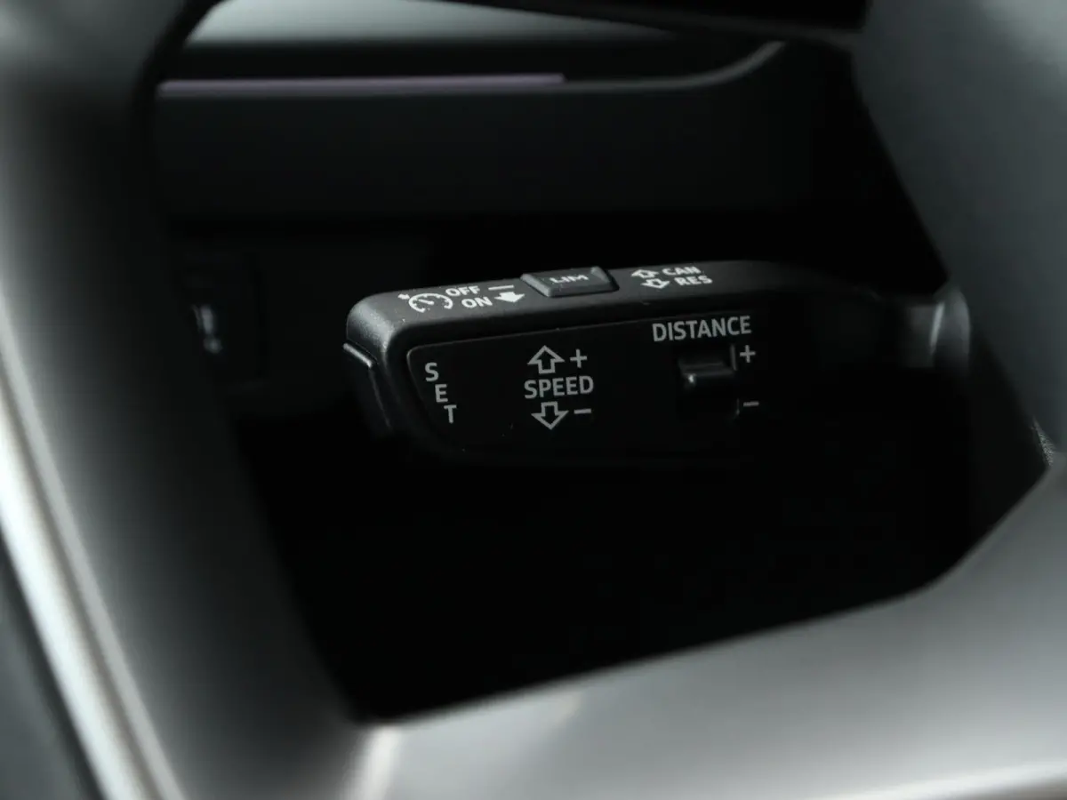 40 Advanced edition 77 kWh 204 PK | Automaat | Navigatie | Stoelverwarming | Apple Carplay | Android Auto | Parkeersensoren achter | Matrix-LED koplampen | Elektrische achterklep |