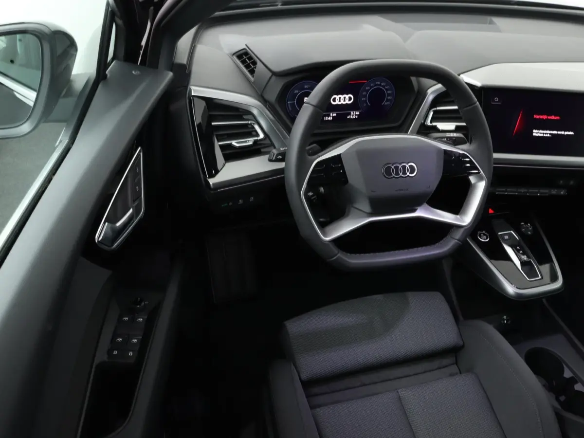 40 Advanced edition 77 kWh 204 PK | Automaat | Navigatie | Stoelverwarming | Apple Carplay | Android Auto | Parkeersensoren achter | Matrix-LED koplampen | Elektrische achterklep |