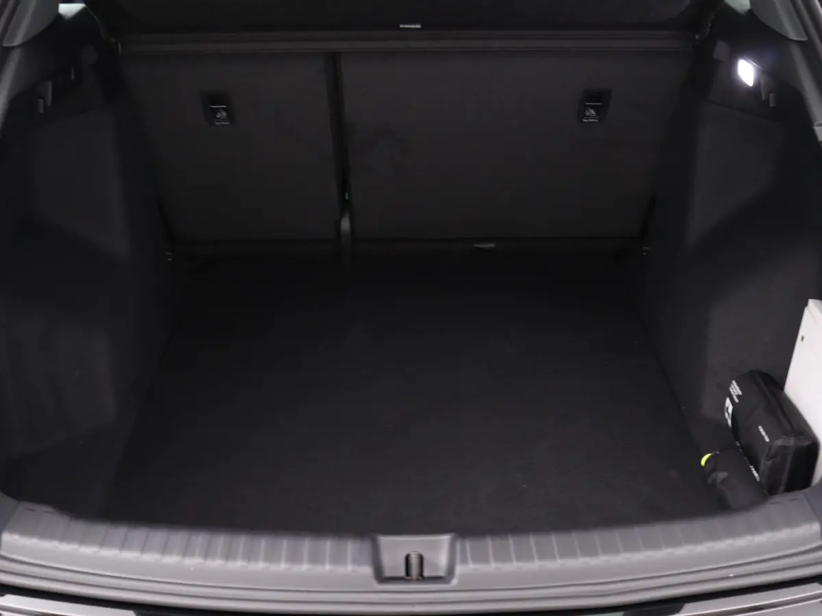 40 Advanced edition 77 kWh 204 PK | Automaat | Navigatie | Stoelverwarming | Apple Carplay | Android Auto | Parkeersensoren achter | Matrix-LED koplampen | Elektrische achterklep |