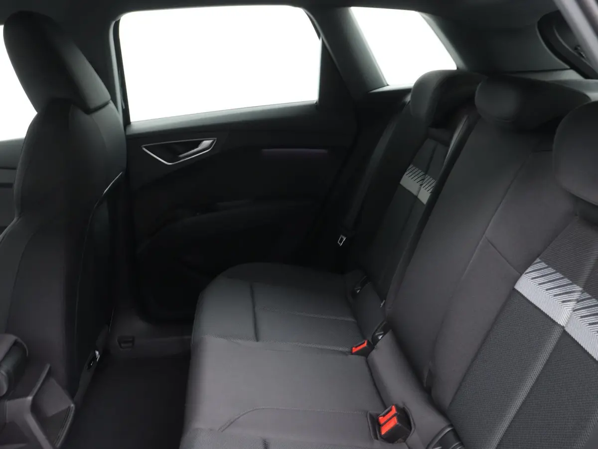 40 Advanced edition 77 kWh 204 PK | Automaat | Navigatie | Stoelverwarming | Apple Carplay | Android Auto | Parkeersensoren achter | Matrix-LED koplampen | Elektrische achterklep |