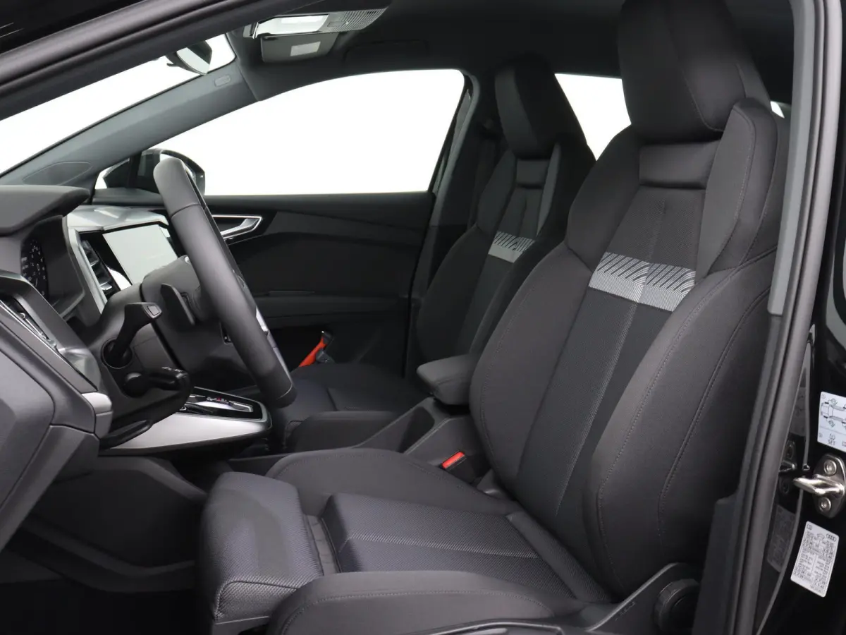 40 Advanced edition 77 kWh 204 PK | Automaat | Navigatie | Stoelverwarming | Apple Carplay | Android Auto | Parkeersensoren achter | Matrix-LED koplampen | Elektrische achterklep |