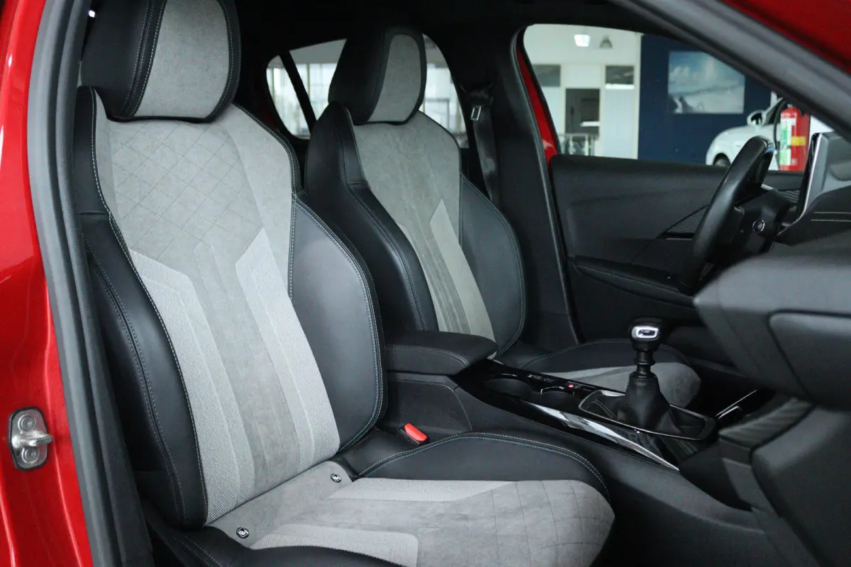 1.2 Turbo GT Pack | Adapt. Cruise | Trekhaak | Camera | Stoelverwarming | Navi | Carplay | Keyless | Climate | 17 Inch | Dodehoekdetectie