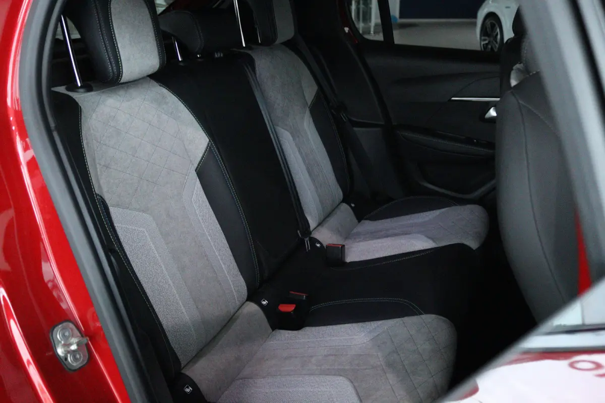 1.2 Turbo GT Pack | Adapt. Cruise | Trekhaak | Camera | Stoelverwarming | Navi | Carplay | Keyless | Climate | 17 Inch | Dodehoekdetectie