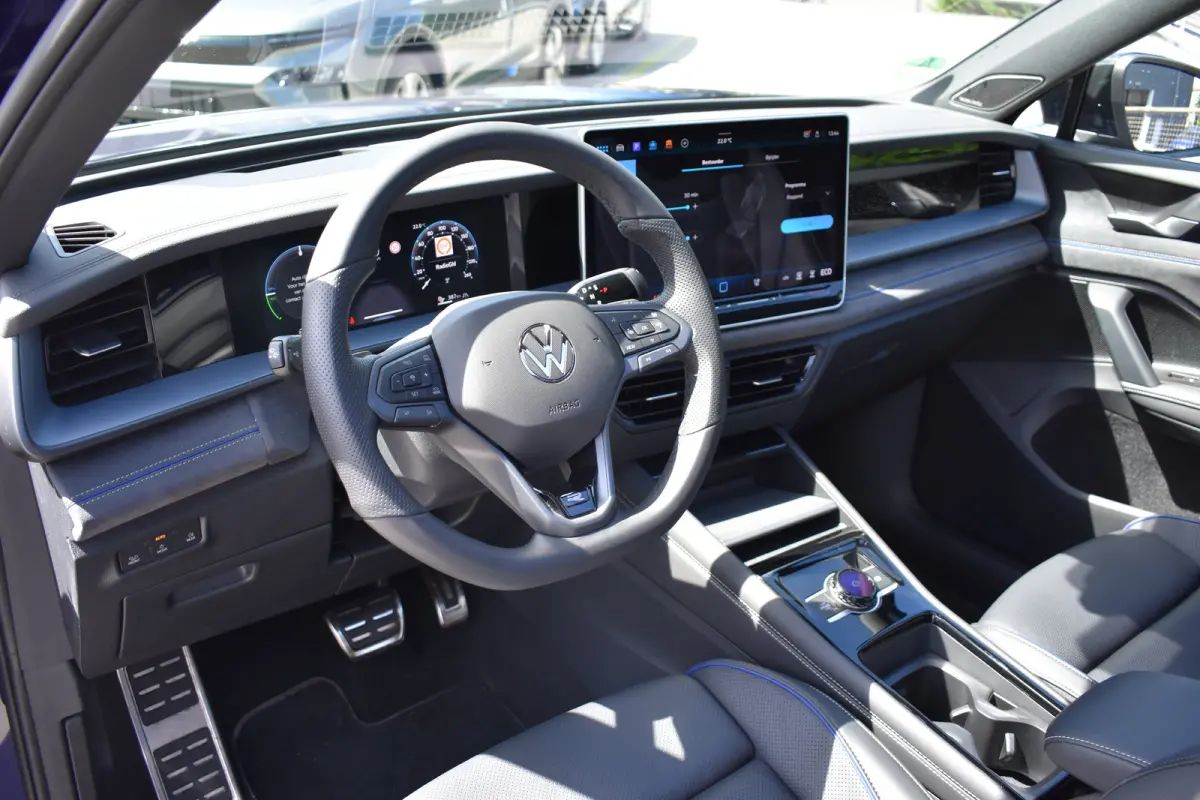 1.5 TSI eHybrid 272PK R-Line | 360 camera | Massage stoelen | Elektrisch wegklapbare trekhaak | Schuif-kanteldak | Head-up display | Harman Kardon | VERLENGDE GARANTIE