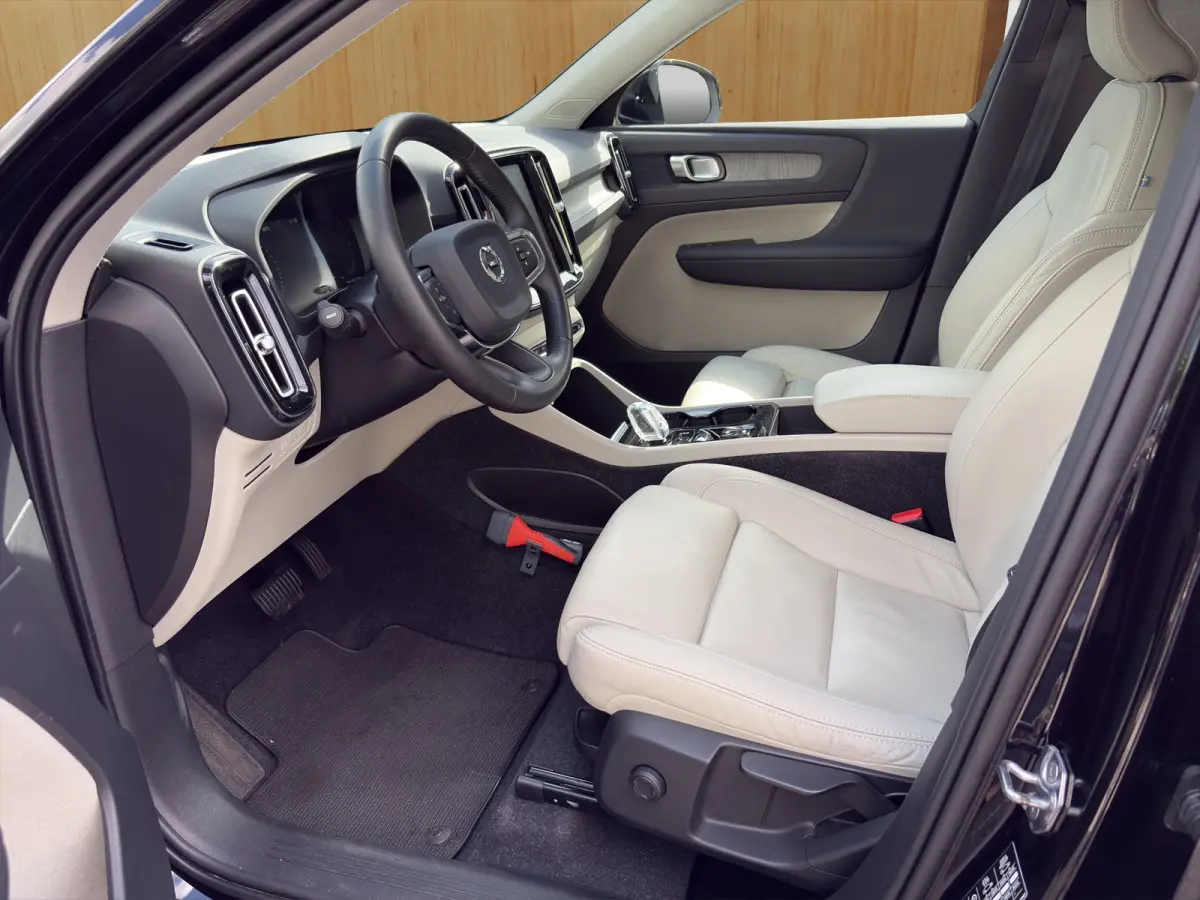 1.5 T5 Inscription | Stoel + Stuur Verwarming | Keyless start / entry | DAB | Apple / Android Carplay |