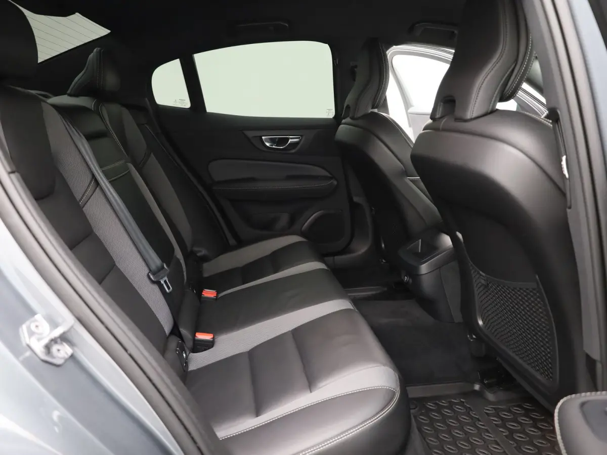 2.0 T4 R-Design | Camera | Memory | BLIS | 19'' | Prijs Rijklaar!!