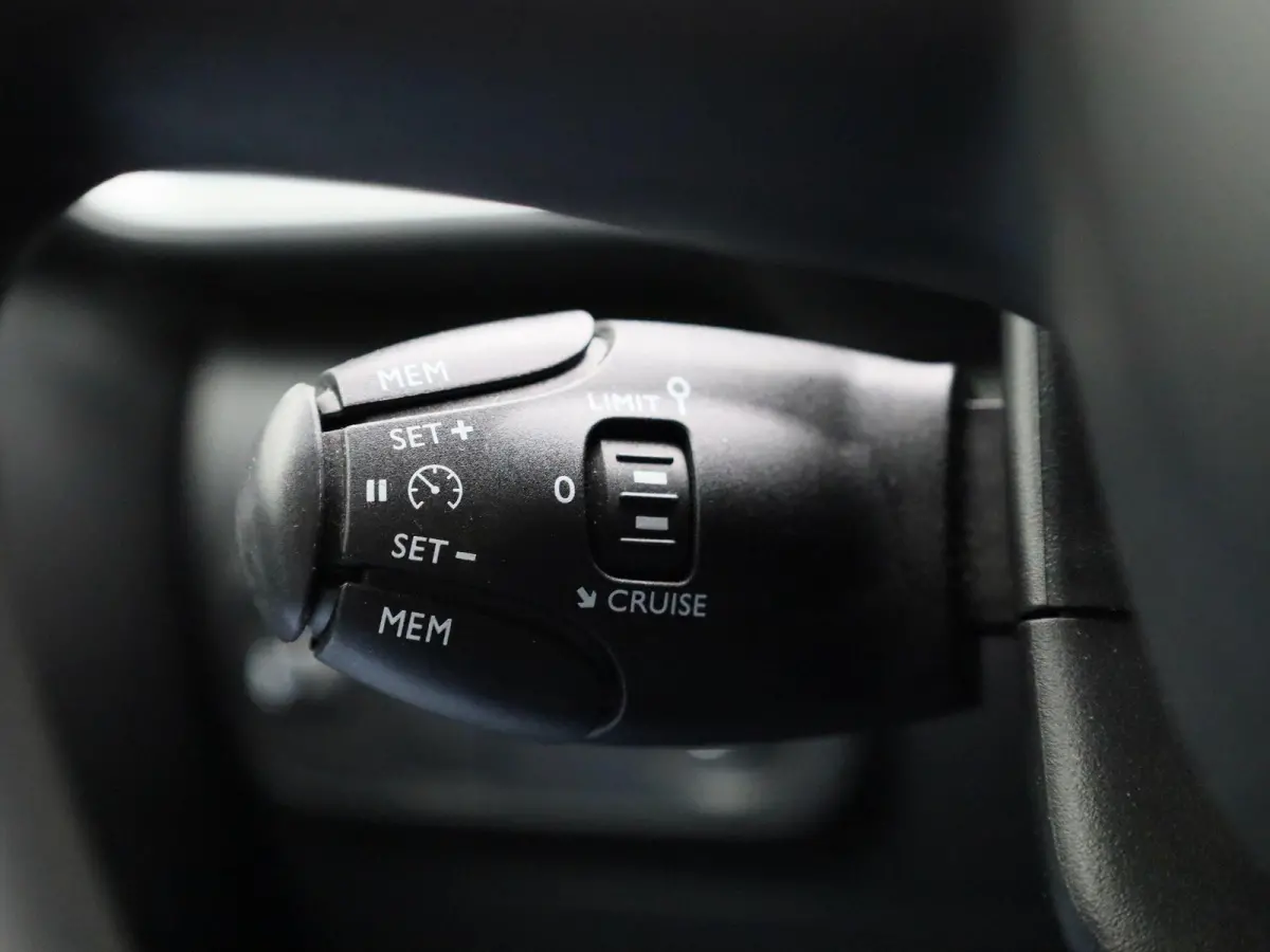 1.2 PureTech 82 S&S MAN Feel | Apple Carplay/Android Auto | Climate Control | Parkeersensoren |