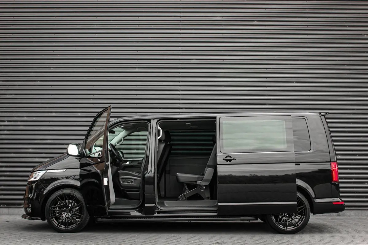 2.0 TDI L2H1 CARAVELLE 204PK DC DUBBEL CABINE / ELEK.SCHUIF / FULL OPTIONS / LEDER / FULL BLACK / APPLE CAR