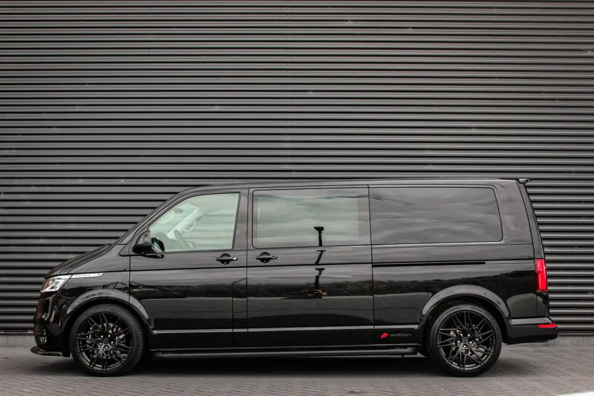 2.0 TDI L2H1 CARAVELLE 204PK DC DUBBEL CABINE / ELEK.SCHUIF / FULL OPTIONS / LEDER / FULL BLACK / APPLE CAR