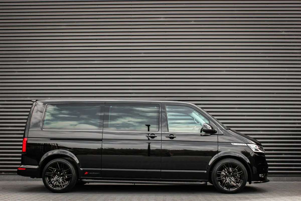 2.0 TDI L2H1 CARAVELLE 204PK DC DUBBEL CABINE / ELEK.SCHUIF / FULL OPTIONS / LEDER / FULL BLACK / APPLE CAR