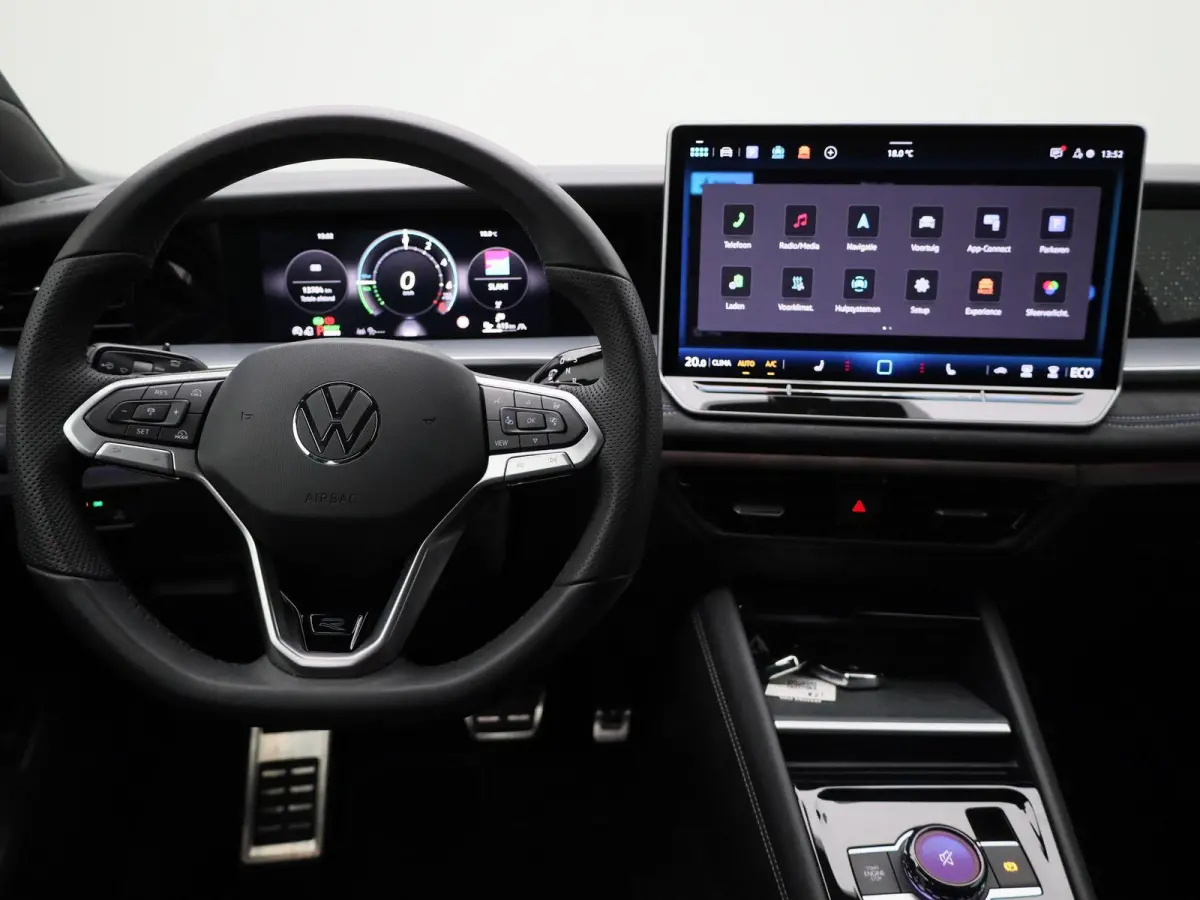 1.5 eHybrid R-Line Edition 272 PK| Trekhaak | Stoelverwarming | Stuurwielverwarming | Navigatie Groot | Head-Updisplay | Sfeerverlichting