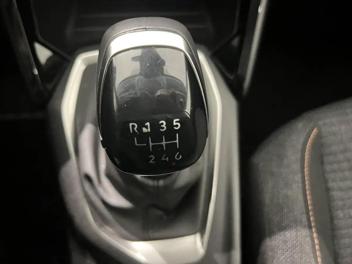 1.2 PureTech 100 Style | Draadloze Apple Carplay / Android Auto | Parkeersensoren achter | Navigatie