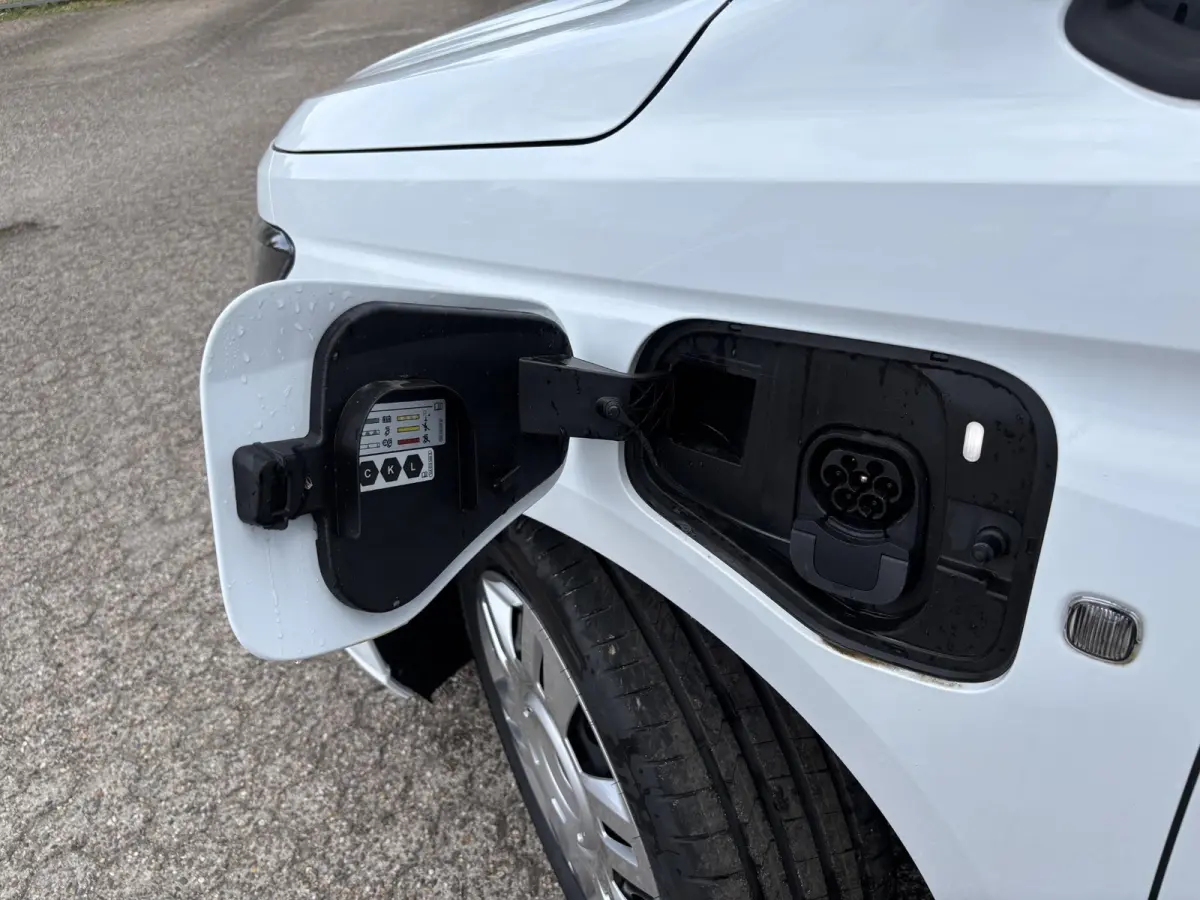 1.5 EcoBoost PHEV L2 Trend | Laadschot met Ruit | Ruit in achterdeuren | Apple carplay | Android Auto |