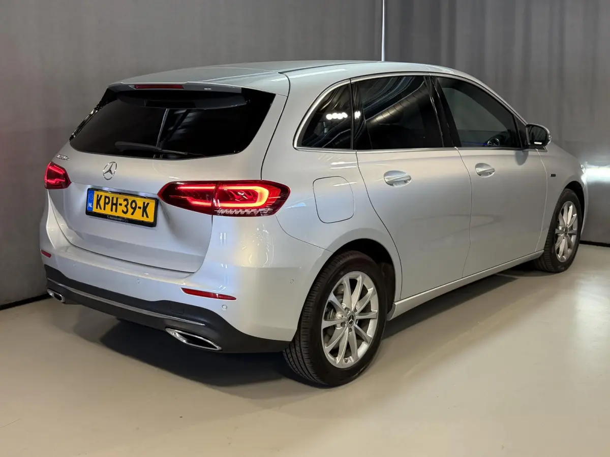 250 e 18''/Sfeerverlichting/Navigatie/Camera/DAB/PDC v+a/Stoelverwarming/Apple Carplay & Android Auto