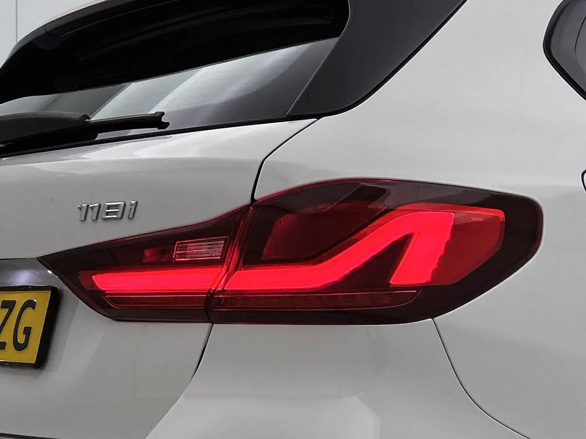 118i High Executive | M PAKKET | SFEERVERLICHTING | PARKEERSENSOREN | STOELVERWARMING | CRUISE CONTROL | CLIMATE CONTROL | DRIVING MODES | LED VERLICHTING | LICHTMETALEN VELGEN | DAB RADIO |
