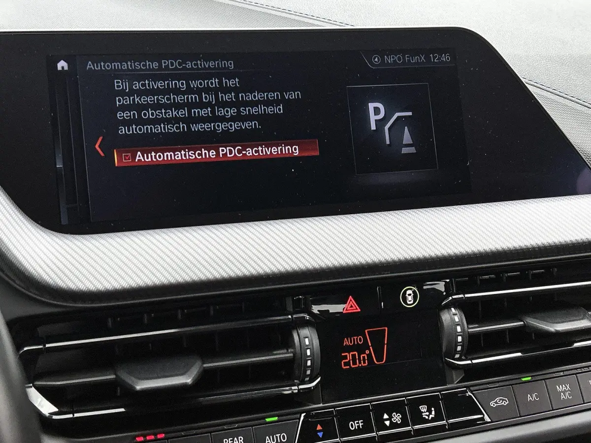 118i High Executive | M PAKKET | SFEERVERLICHTING | PARKEERSENSOREN | STOELVERWARMING | CRUISE CONTROL | CLIMATE CONTROL | DRIVING MODES | LED VERLICHTING | LICHTMETALEN VELGEN | DAB RADIO |