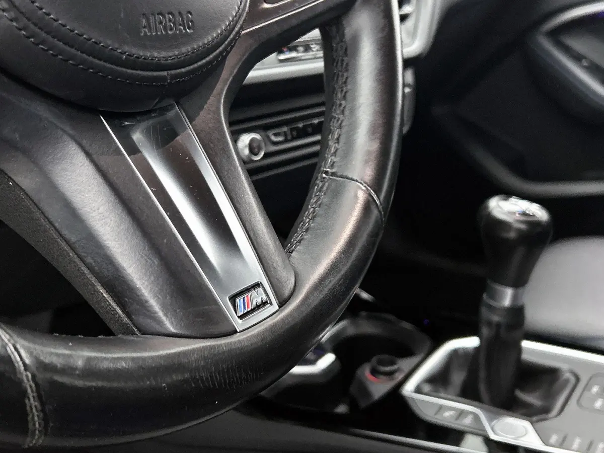 118i High Executive | M PAKKET | SFEERVERLICHTING | PARKEERSENSOREN | STOELVERWARMING | CRUISE CONTROL | CLIMATE CONTROL | DRIVING MODES | LED VERLICHTING | LICHTMETALEN VELGEN | DAB RADIO |