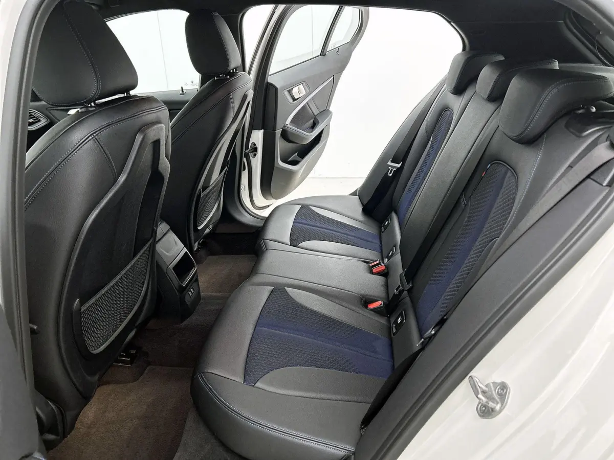 118i High Executive | M PAKKET | SFEERVERLICHTING | PARKEERSENSOREN | STOELVERWARMING | CRUISE CONTROL | CLIMATE CONTROL | DRIVING MODES | LED VERLICHTING | LICHTMETALEN VELGEN | DAB RADIO |