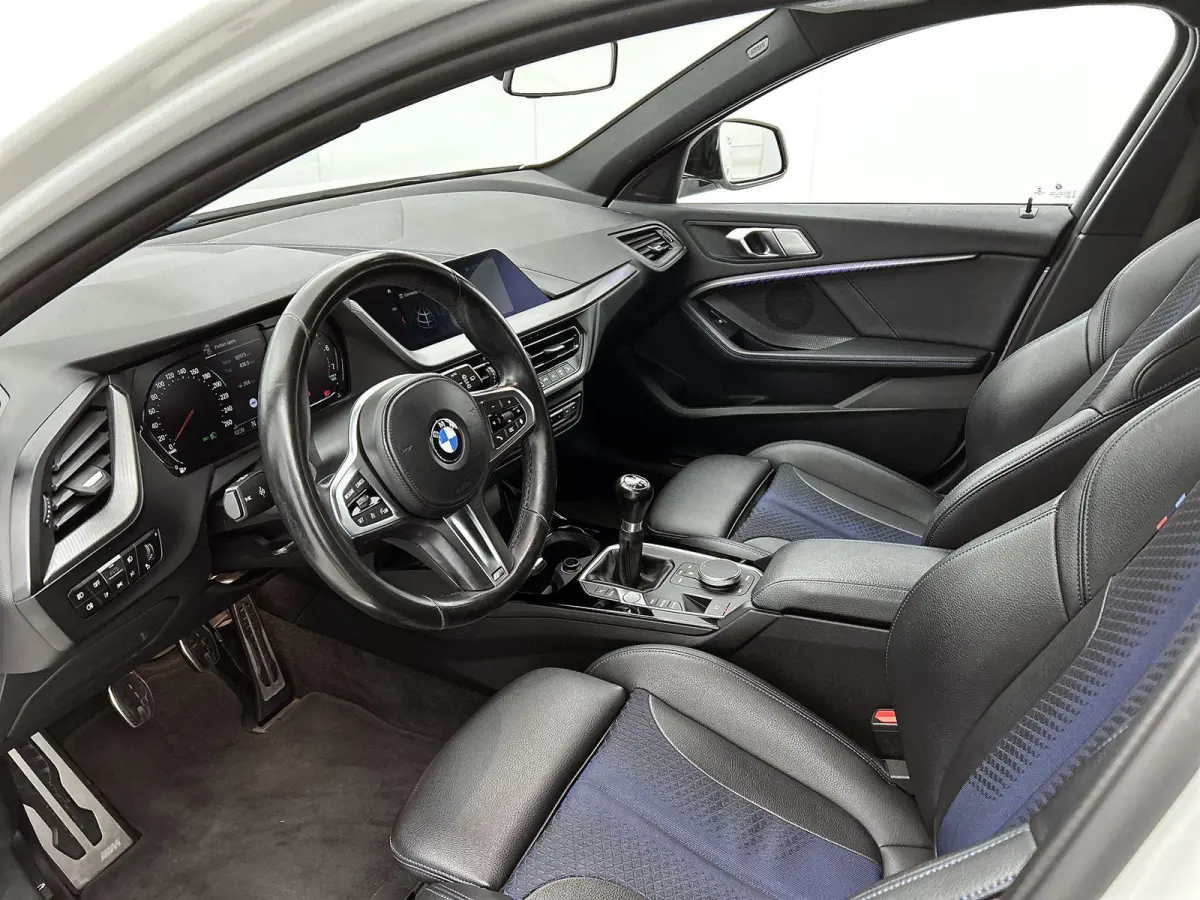118i High Executive | M PAKKET | SFEERVERLICHTING | PARKEERSENSOREN | STOELVERWARMING | CRUISE CONTROL | CLIMATE CONTROL | DRIVING MODES | LED VERLICHTING | LICHTMETALEN VELGEN | DAB RADIO |