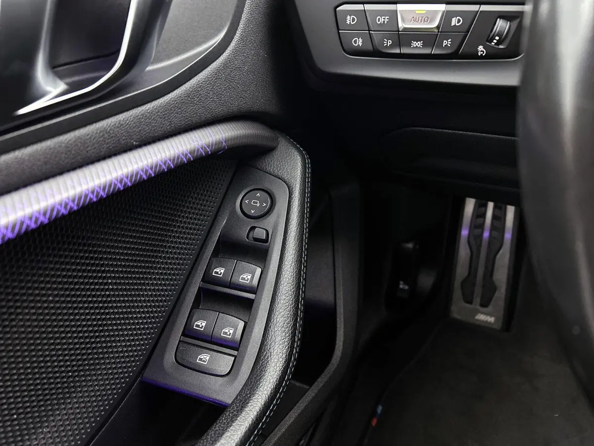 118i High Executive | M PAKKET | SFEERVERLICHTING | PARKEERSENSOREN | STOELVERWARMING | CRUISE CONTROL | CLIMATE CONTROL | DRIVING MODES | LED VERLICHTING | LICHTMETALEN VELGEN | DAB RADIO |