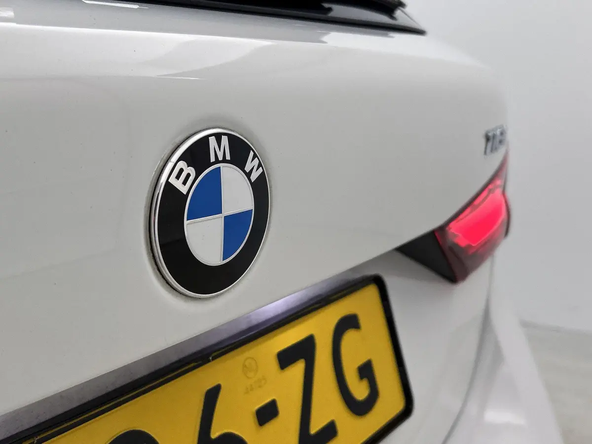 118i High Executive | M PAKKET | SFEERVERLICHTING | PARKEERSENSOREN | STOELVERWARMING | CRUISE CONTROL | CLIMATE CONTROL | DRIVING MODES | LED VERLICHTING | LICHTMETALEN VELGEN | DAB RADIO |