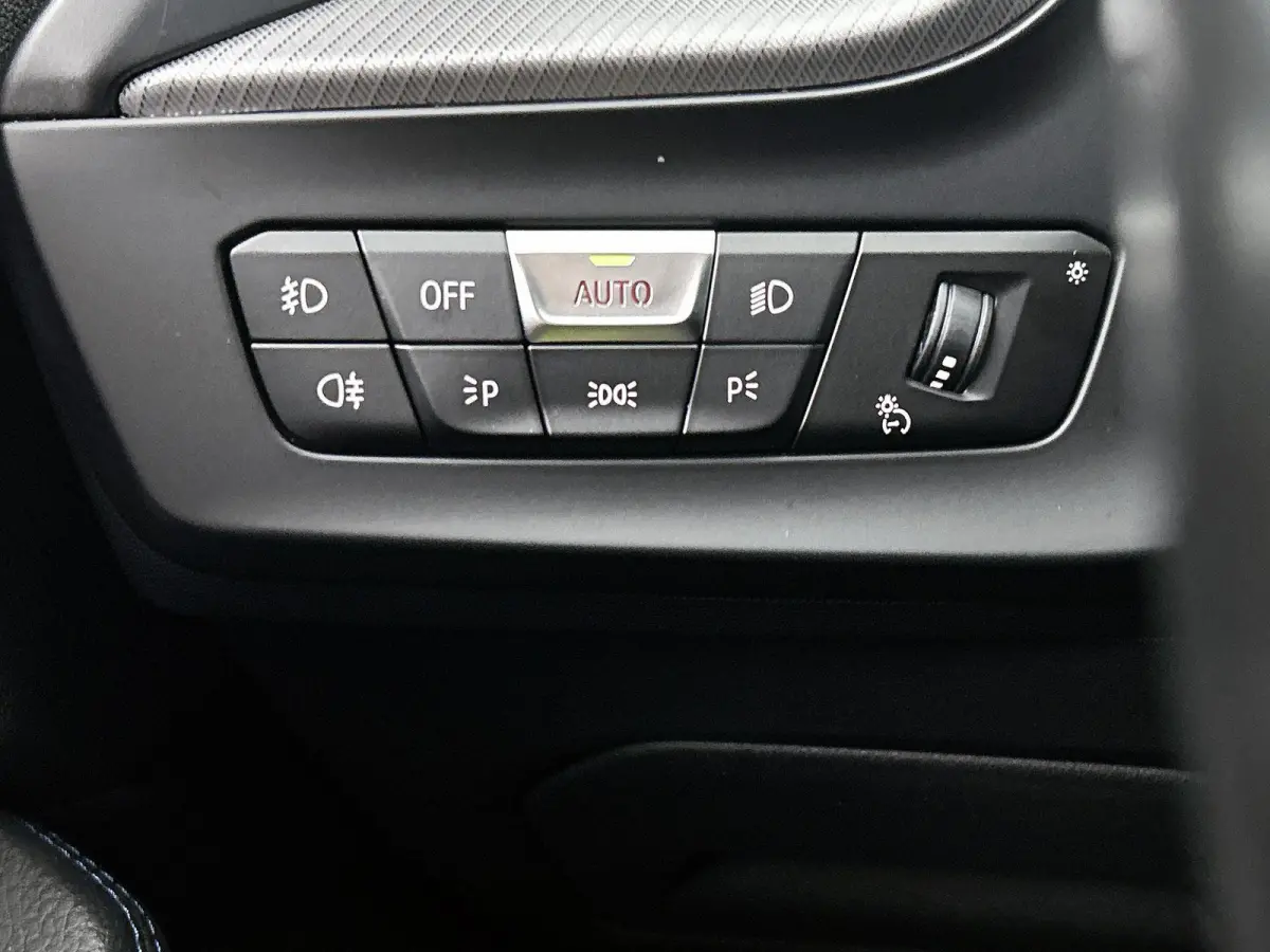118i High Executive | M PAKKET | SFEERVERLICHTING | PARKEERSENSOREN | STOELVERWARMING | CRUISE CONTROL | CLIMATE CONTROL | DRIVING MODES | LED VERLICHTING | LICHTMETALEN VELGEN | DAB RADIO |
