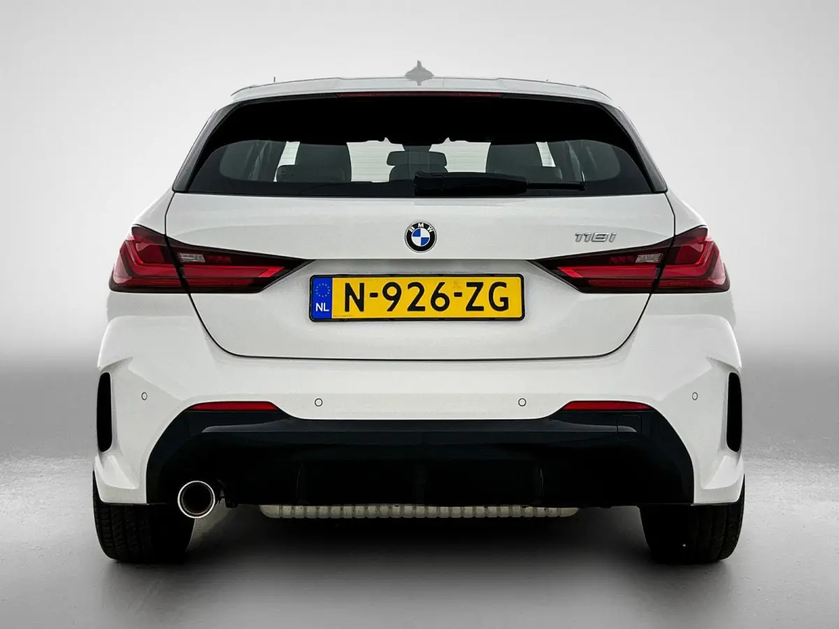 118i High Executive | M PAKKET | SFEERVERLICHTING | PARKEERSENSOREN | STOELVERWARMING | CRUISE CONTROL | CLIMATE CONTROL | DRIVING MODES | LED VERLICHTING | LICHTMETALEN VELGEN | DAB RADIO |