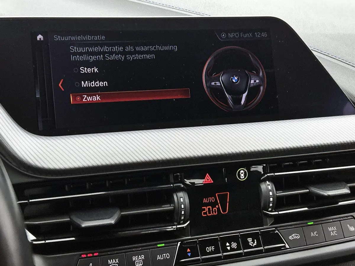 118i High Executive | M PAKKET | SFEERVERLICHTING | PARKEERSENSOREN | STOELVERWARMING | CRUISE CONTROL | CLIMATE CONTROL | DRIVING MODES | LED VERLICHTING | LICHTMETALEN VELGEN | DAB RADIO |