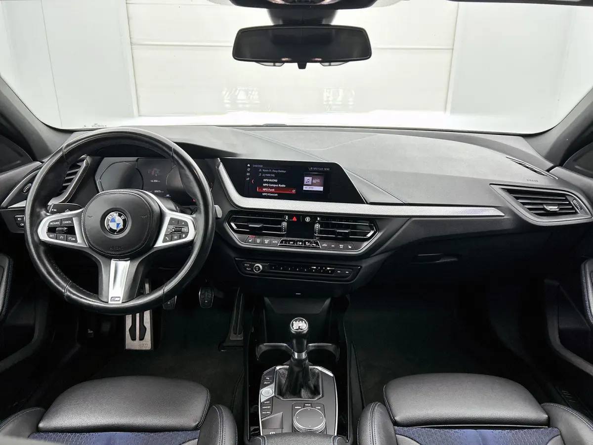 118i High Executive | M PAKKET | SFEERVERLICHTING | PARKEERSENSOREN | STOELVERWARMING | CRUISE CONTROL | CLIMATE CONTROL | DRIVING MODES | LED VERLICHTING | LICHTMETALEN VELGEN | DAB RADIO |