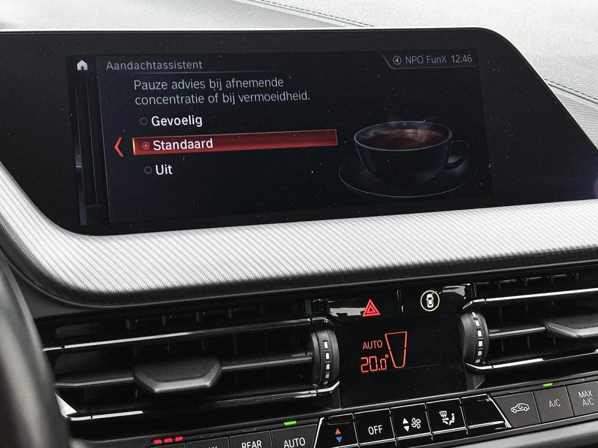 118i High Executive | M PAKKET | SFEERVERLICHTING | PARKEERSENSOREN | STOELVERWARMING | CRUISE CONTROL | CLIMATE CONTROL | DRIVING MODES | LED VERLICHTING | LICHTMETALEN VELGEN | DAB RADIO |