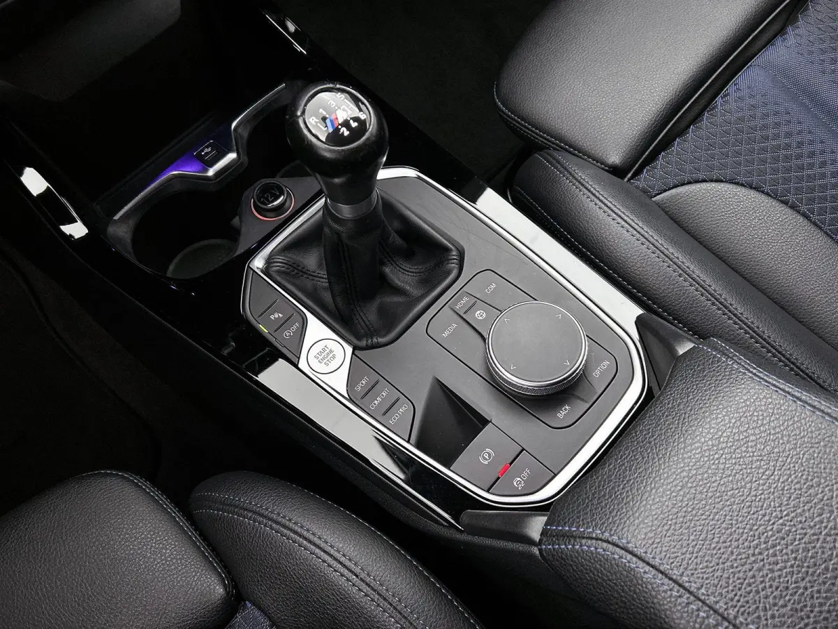118i High Executive | M PAKKET | SFEERVERLICHTING | PARKEERSENSOREN | STOELVERWARMING | CRUISE CONTROL | CLIMATE CONTROL | DRIVING MODES | LED VERLICHTING | LICHTMETALEN VELGEN | DAB RADIO |