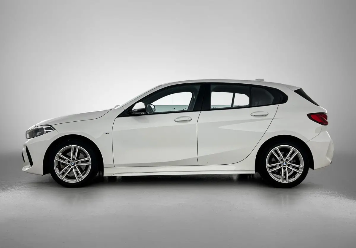 118i High Executive | M PAKKET | SFEERVERLICHTING | PARKEERSENSOREN | STOELVERWARMING | CRUISE CONTROL | CLIMATE CONTROL | DRIVING MODES | LED VERLICHTING | LICHTMETALEN VELGEN | DAB RADIO |