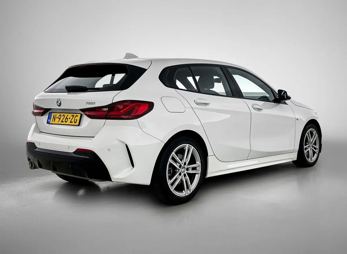 118i High Executive | M PAKKET | SFEERVERLICHTING | PARKEERSENSOREN | STOELVERWARMING | CRUISE CONTROL | CLIMATE CONTROL | DRIVING MODES | LED VERLICHTING | LICHTMETALEN VELGEN | DAB RADIO |