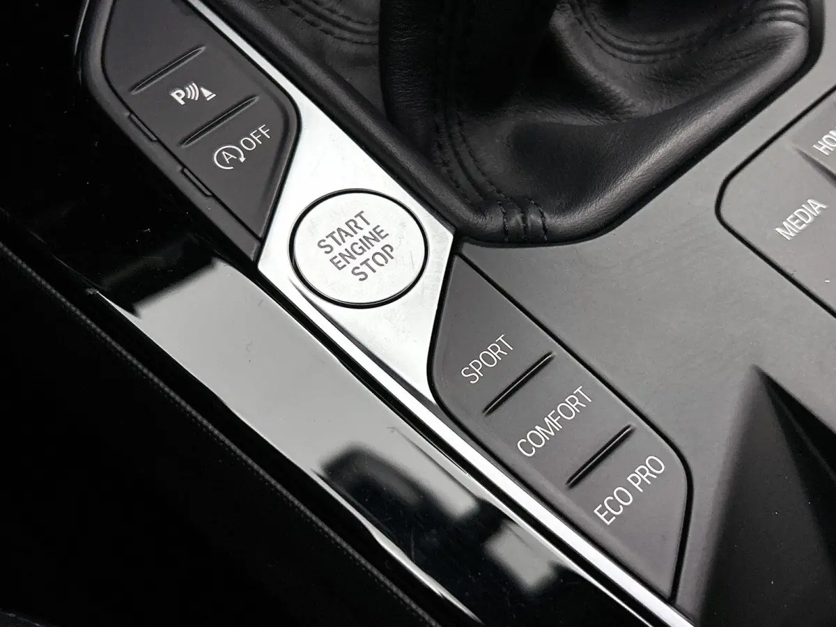 118i High Executive | M PAKKET | SFEERVERLICHTING | PARKEERSENSOREN | STOELVERWARMING | CRUISE CONTROL | CLIMATE CONTROL | DRIVING MODES | LED VERLICHTING | LICHTMETALEN VELGEN | DAB RADIO |