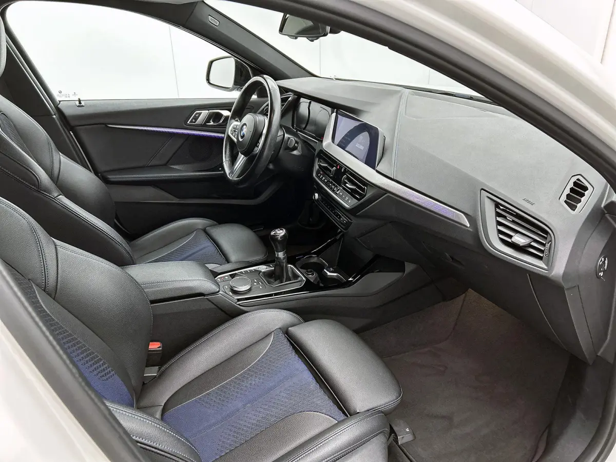 118i High Executive | M PAKKET | SFEERVERLICHTING | PARKEERSENSOREN | STOELVERWARMING | CRUISE CONTROL | CLIMATE CONTROL | DRIVING MODES | LED VERLICHTING | LICHTMETALEN VELGEN | DAB RADIO |