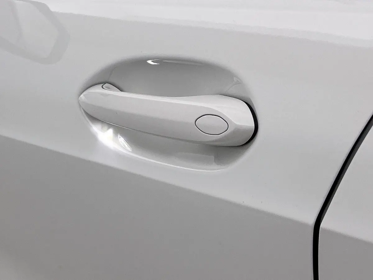 118i High Executive | M PAKKET | SFEERVERLICHTING | PARKEERSENSOREN | STOELVERWARMING | CRUISE CONTROL | CLIMATE CONTROL | DRIVING MODES | LED VERLICHTING | LICHTMETALEN VELGEN | DAB RADIO |