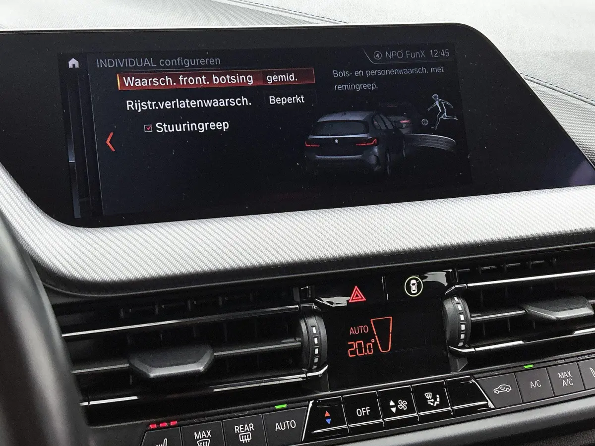118i High Executive | M PAKKET | SFEERVERLICHTING | PARKEERSENSOREN | STOELVERWARMING | CRUISE CONTROL | CLIMATE CONTROL | DRIVING MODES | LED VERLICHTING | LICHTMETALEN VELGEN | DAB RADIO |